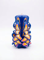 Vela decorativa artesanal azul y dorada con medidas de 14 cm de alto y 10 cm de ancho
