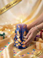 Vela artesanal azul y dorada ideal como regalo original y decoración elegante