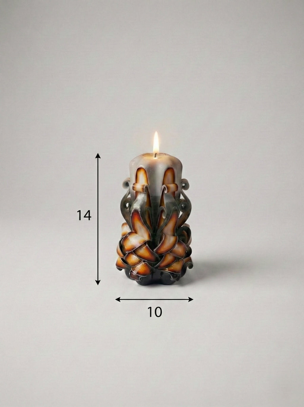 Vela escultural artesanal de relieve entrelazado con medidas de 14 cm de alto y 10 cm de ancho