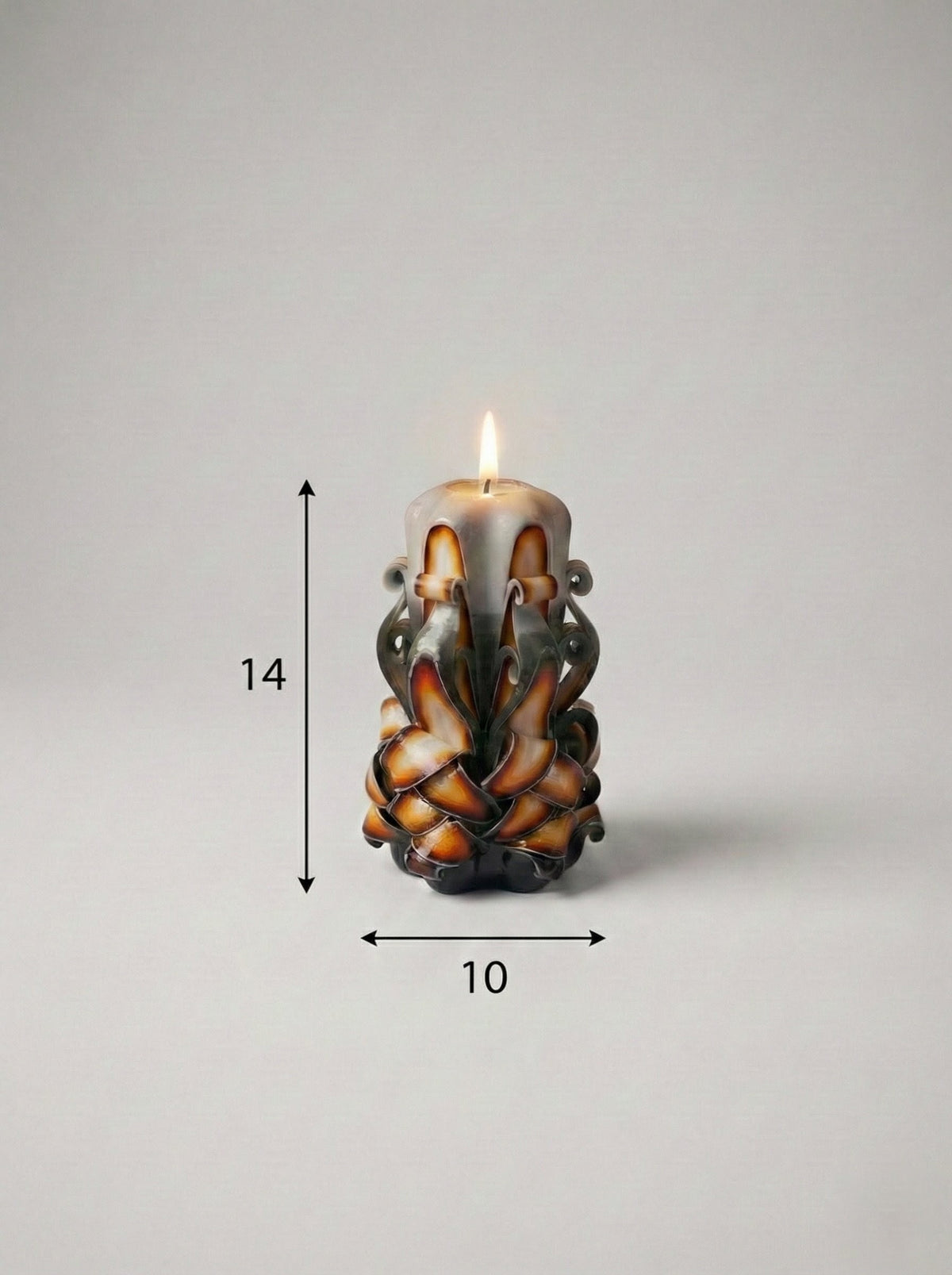 Vela escultural artesanal de relieve entrelazado con medidas de 14 cm de alto y 10 cm de ancho