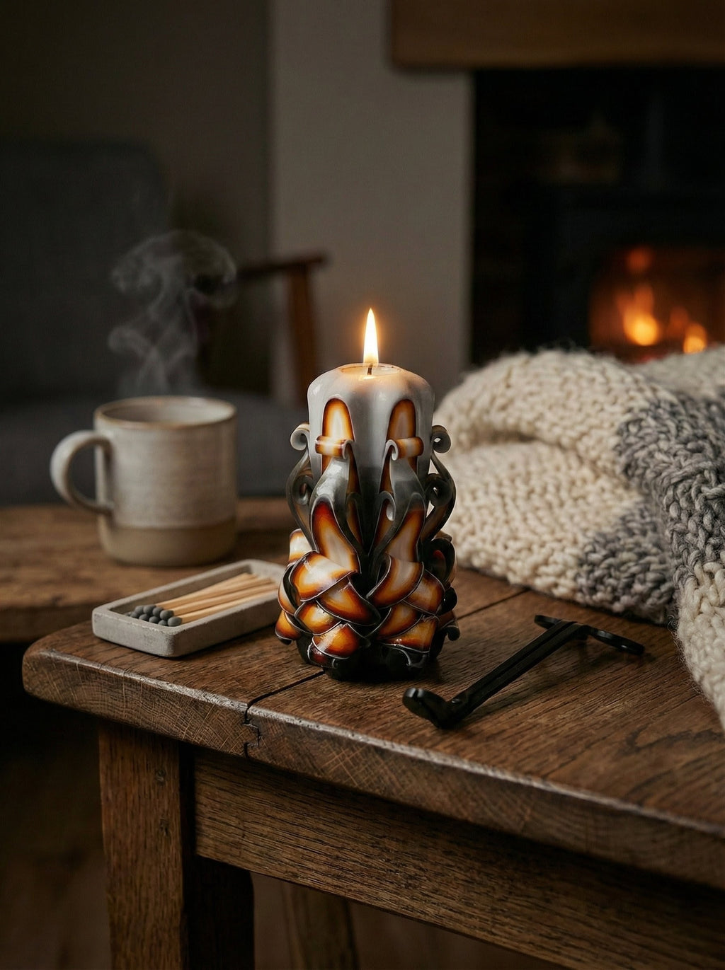 Vela artesanal escultural multicolor sobre mesa de madera como decoración para el hogar