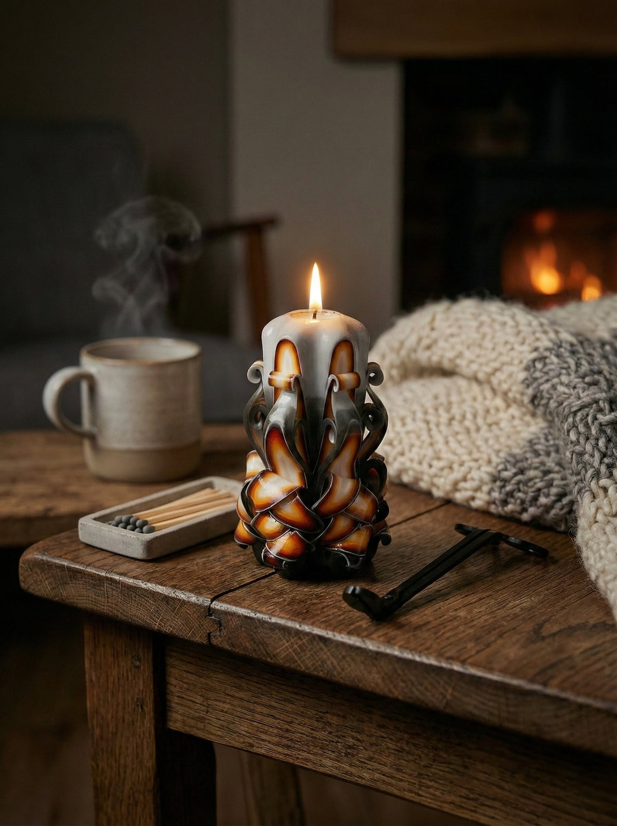 Vela artesanal escultural multicolor sobre mesa de madera como decoración para el hogar