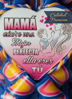 Detalle de corazón decorativo con mensaje especial para mamá en vela artesanal