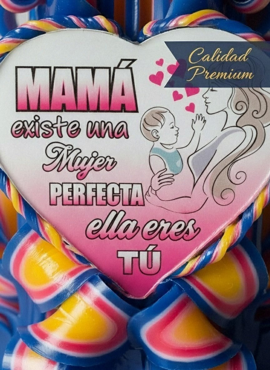 Detalle de corazón decorativo con mensaje especial para mamá en vela artesanal